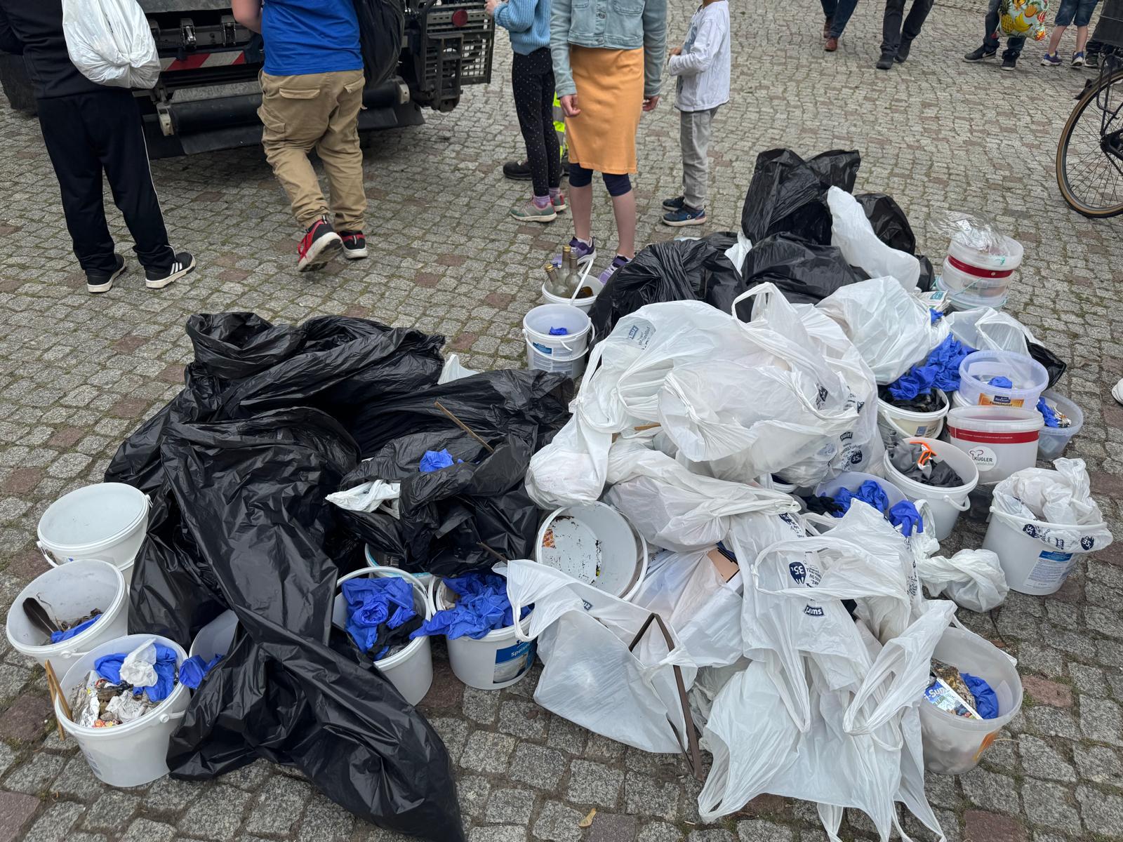 Bürgermeister Meger blickt zufrieden auf rege Beteiligung an Müllsammelaktion 