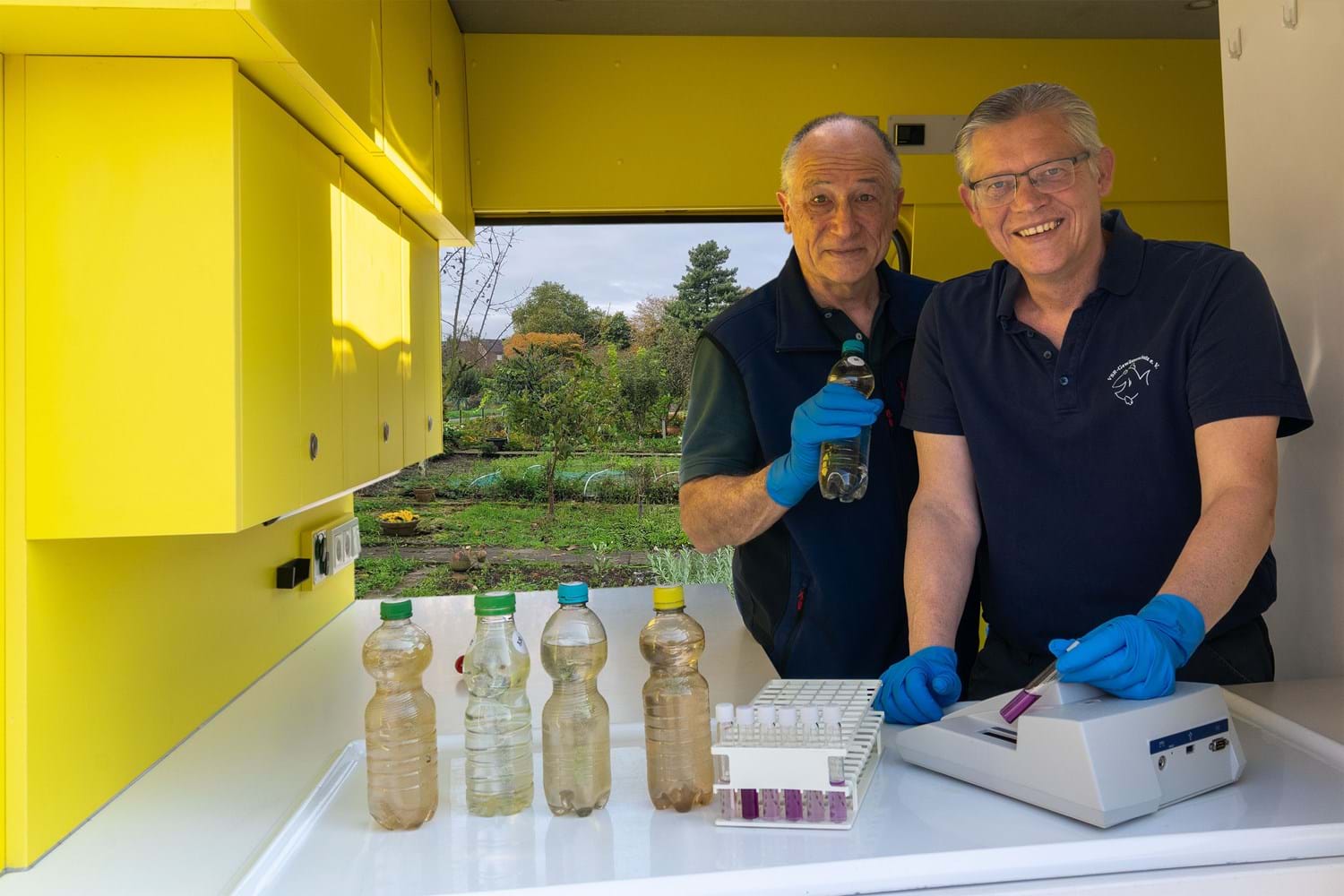 Georg Stueker und Matthias Ahlbrecht untersuchen eine Brunnenwasserprobe (Foto: Ruben Wiltsch).