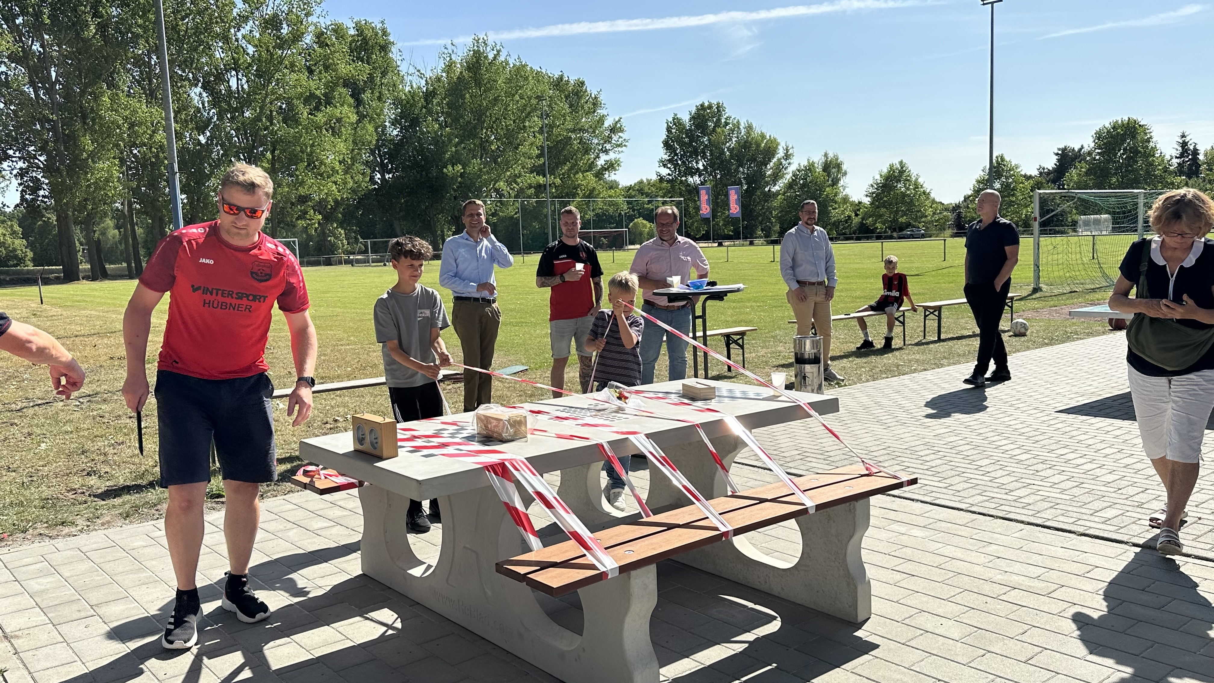 Dorfgemeinschaft von Markee weiht LAG-geförderten Multi-Spieltisch ein