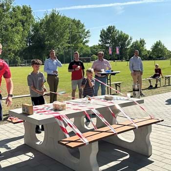 Dorfgemeinschaft von Markee weiht LAG-geförderten Multi-Spieltisch ein