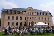 2_außen_mit Gästen.JPG