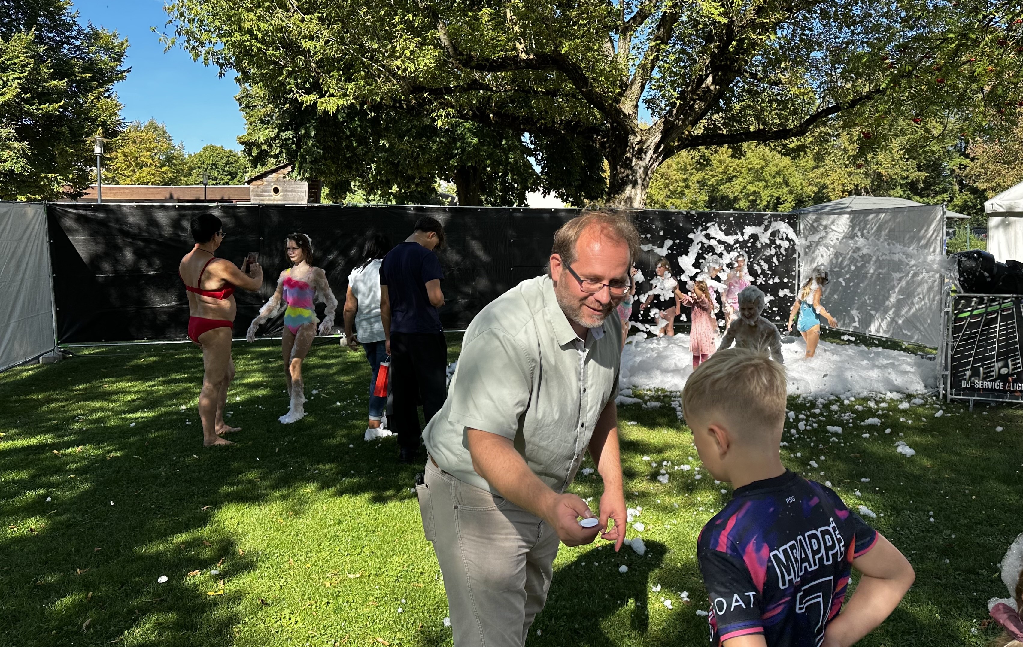 Schulstartfete mit Schaumparty im Stadtbad Nauen zog viele Kinder an 