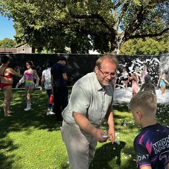 Schulstartfete mit Schaumparty im Stadtbad Nauen zog viele Kinder an 