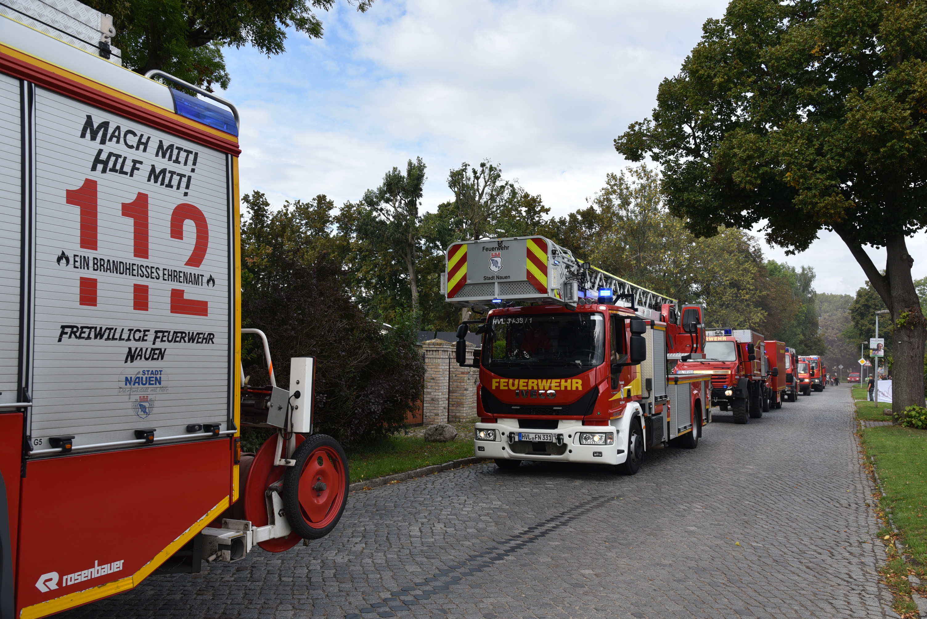 Gut Schlauch in Markee: Imposanter Festumzug krönt 100. Feuerwehr-Jubiläum 