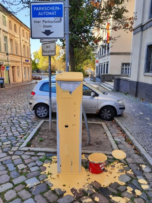 Unbekannte übergießen Parkscheinautomaten mit Farbe  