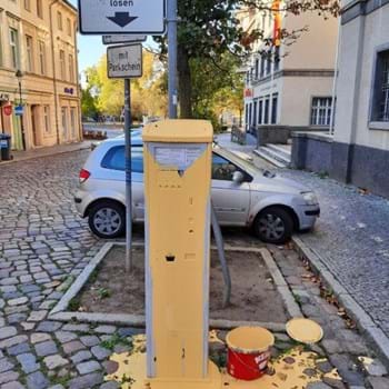 Unbekannte übergießen Parkscheinautomaten mit Farbe