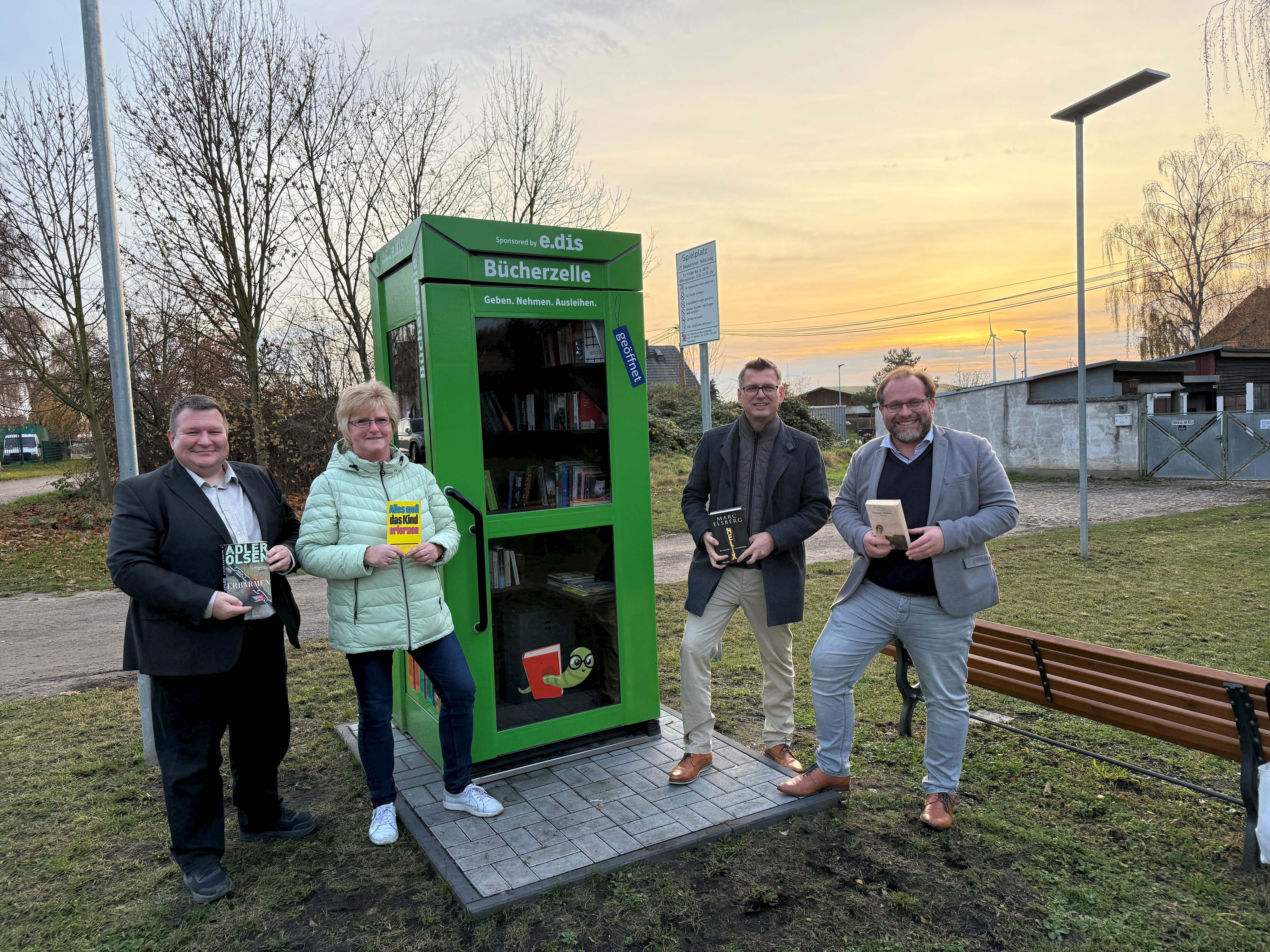 E.DIS Netz GmbH übergibt erste umgestaltete Bücherzelle in Neukammer