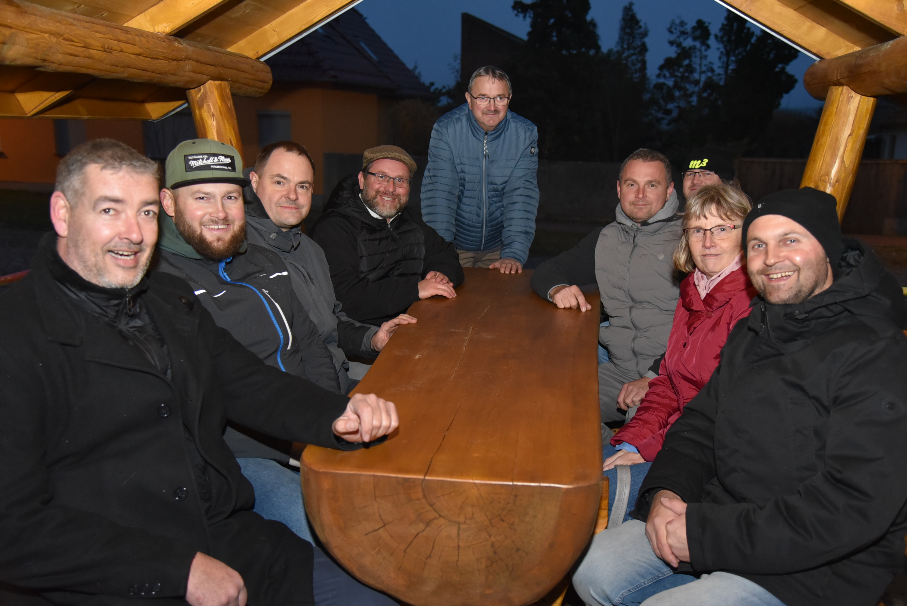 Von Bank zu Bank im Havelland - Dorfgemeinschaft in Tietzow weiht neue Sitzbank im Herzen des Ortes ein 