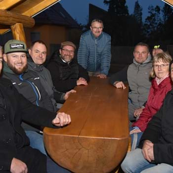 Von Bank zu Bank im Havelland - Dorfgemeinschaft in Tietzow weiht neue Sitzbank im Herzen des Ortes ein 