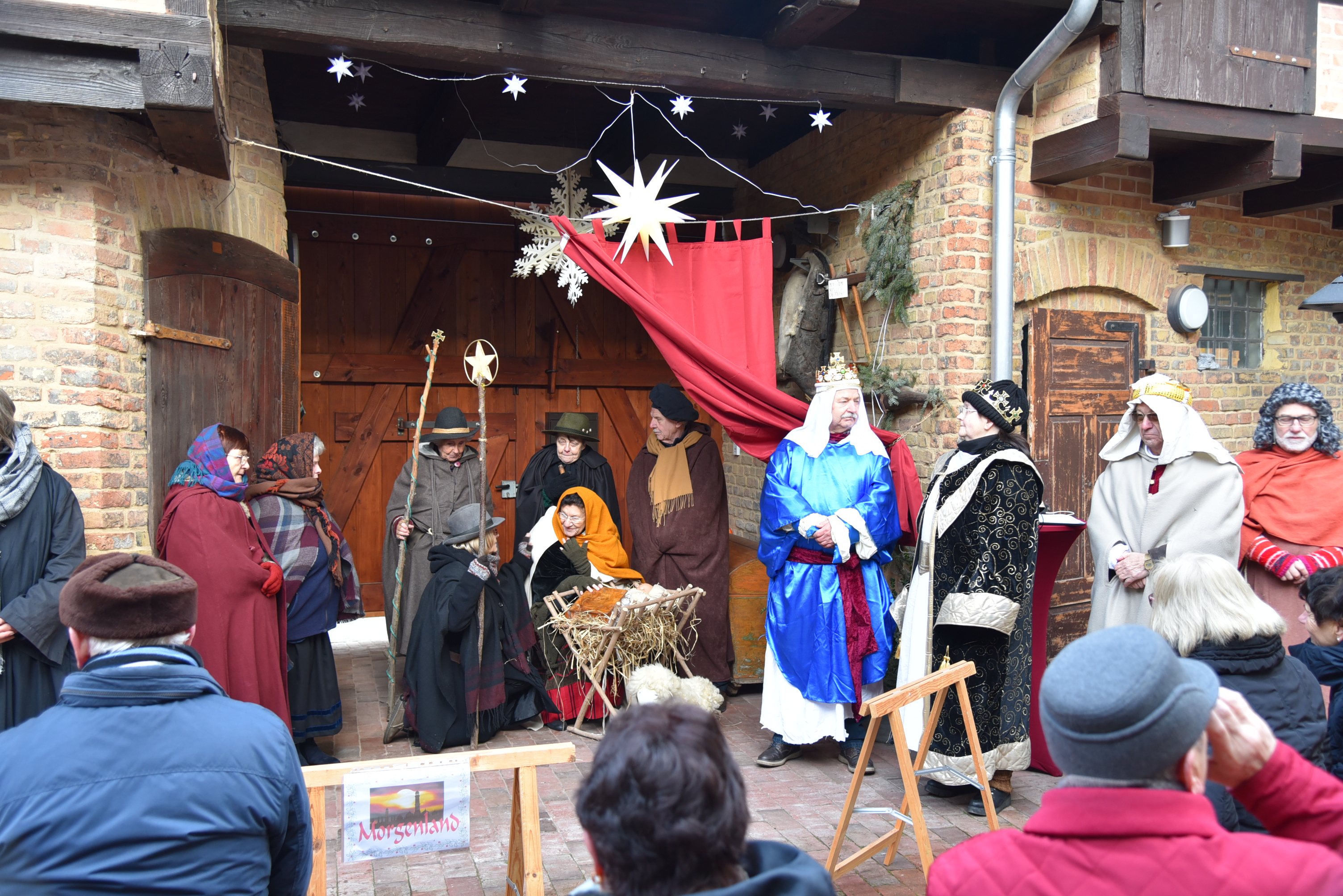 Eröffnet wird die Nauener Hofweihnacht traditionell mit dem Krippenspiel der Nauener Heimatfreunde 1990 e. V.