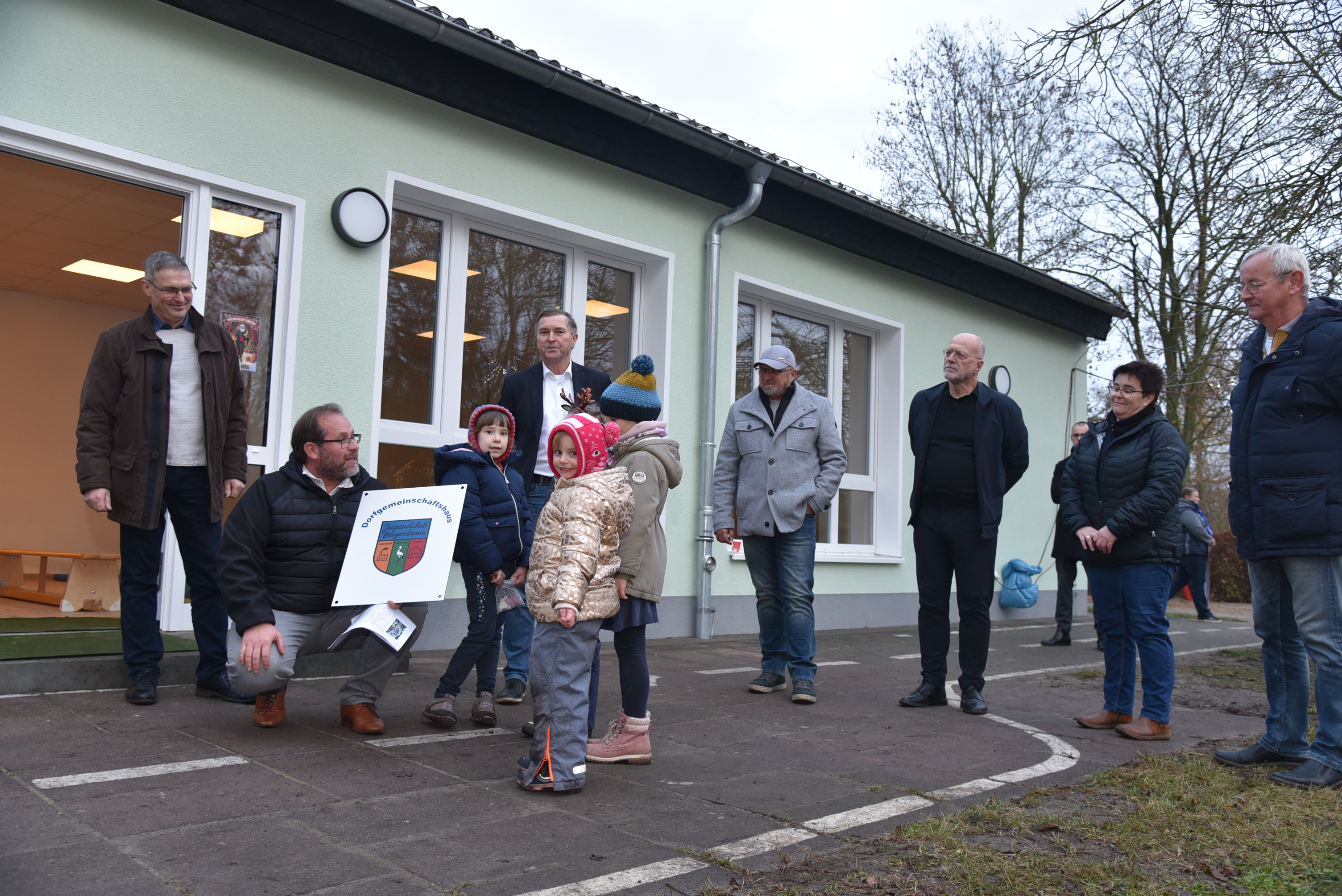 Das neue Kita-Schild findet am Eingang seinen festen Platz.