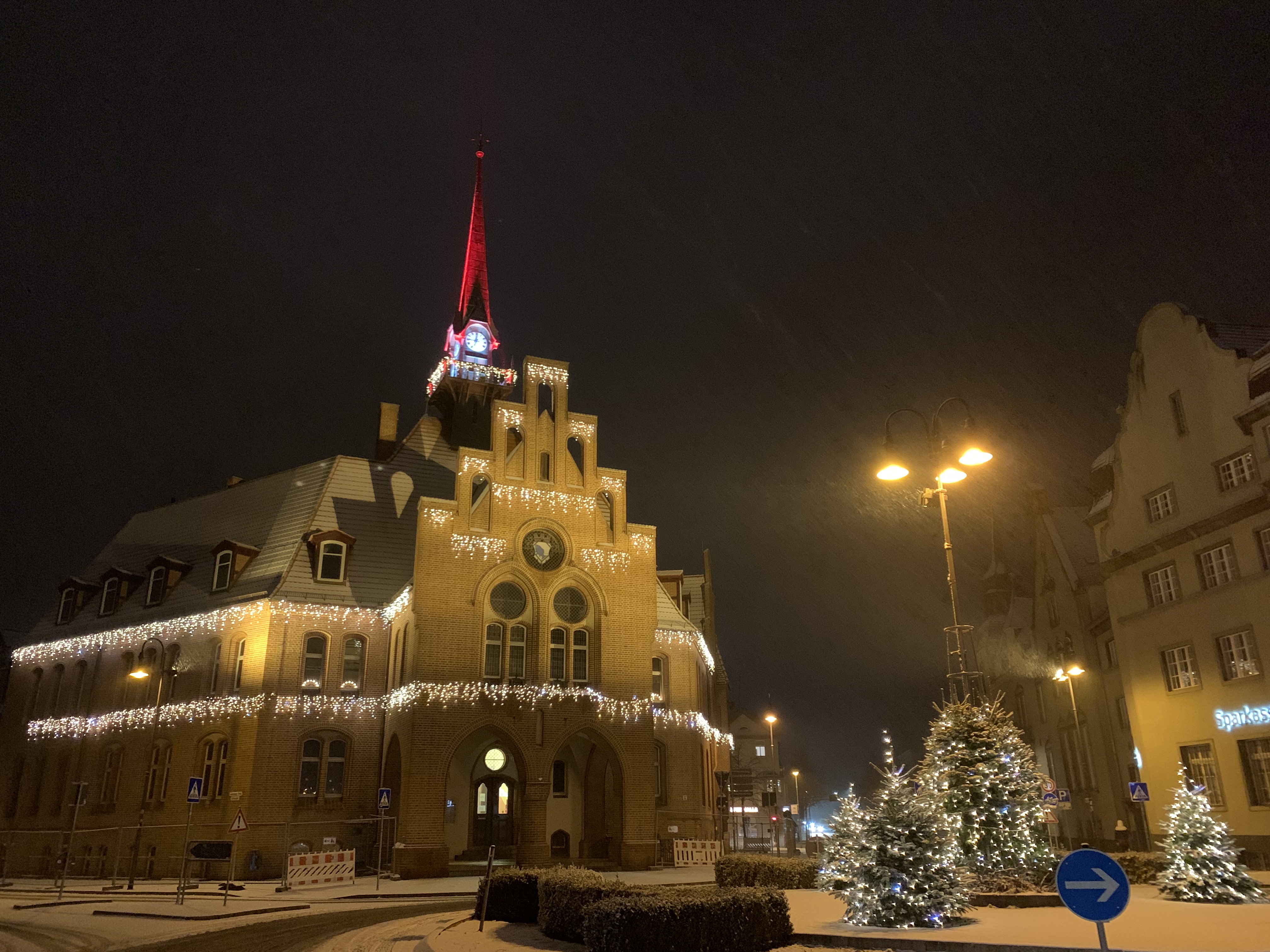 Das Nauener Rathaus im Schnee