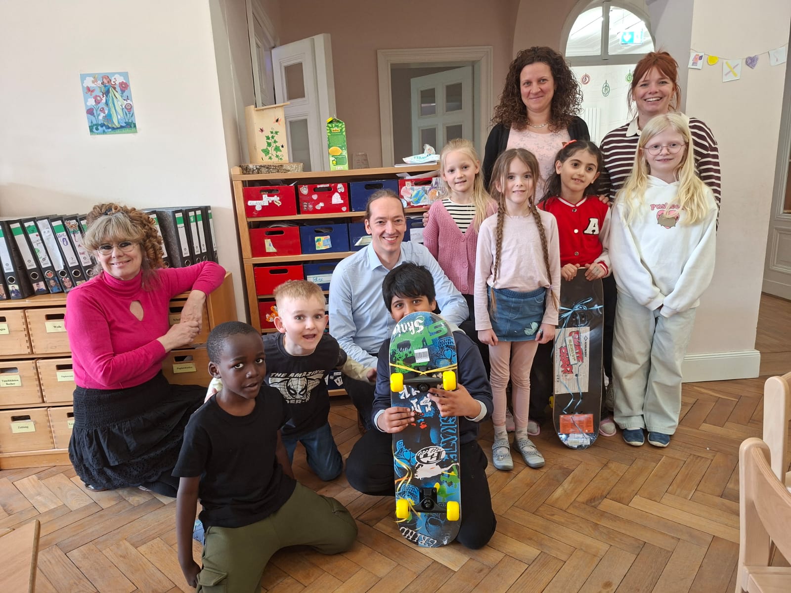 Stippvisite von Bürgermeister Dr. Michael Wiebersinsky (Bildmitte) im Hort "8. März"
