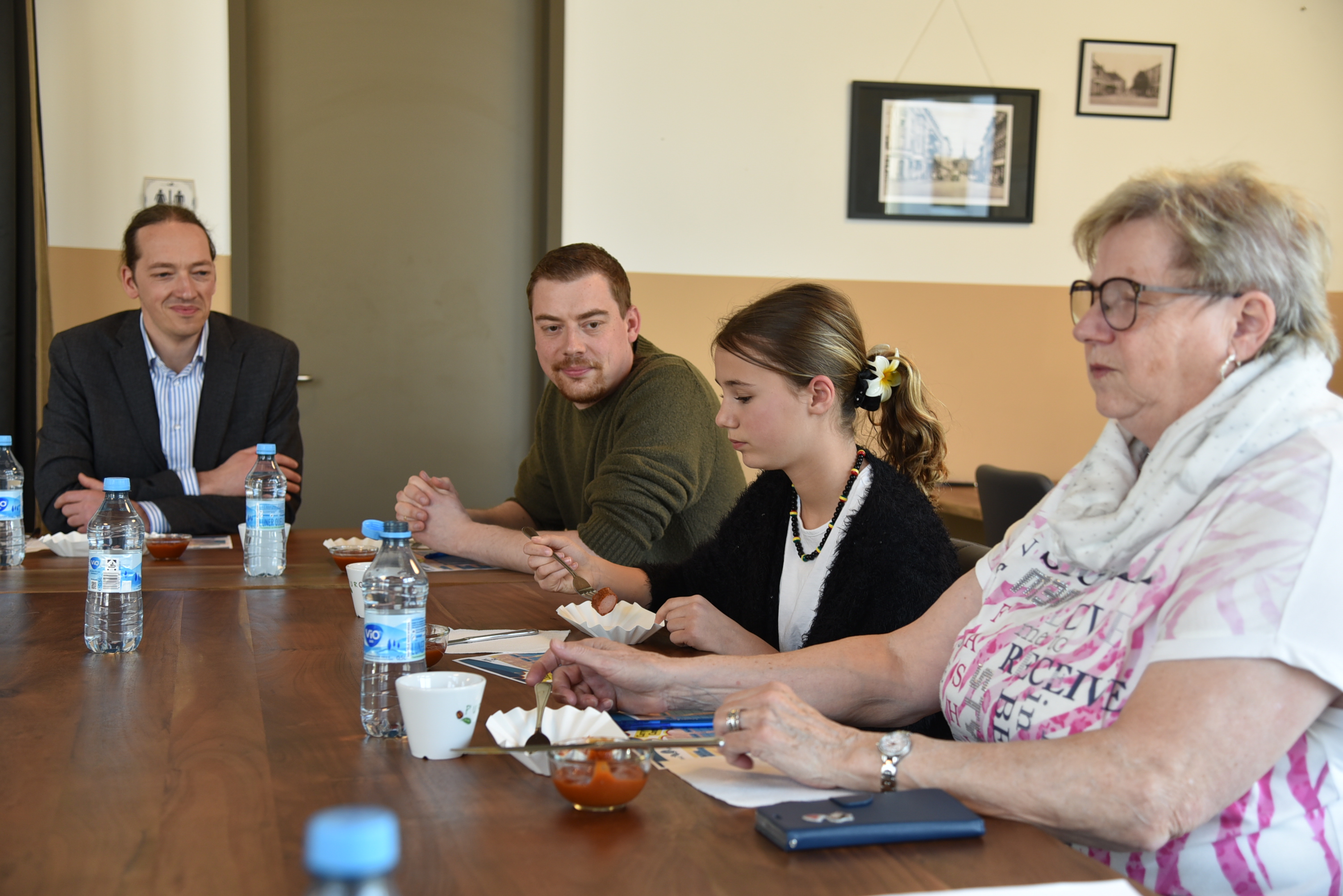 Konzentriert beim Testen: Dr. Michael Wiebersinsky, Wilhelm Paul Wieland, Lara und Monika Hartmann (von links).
