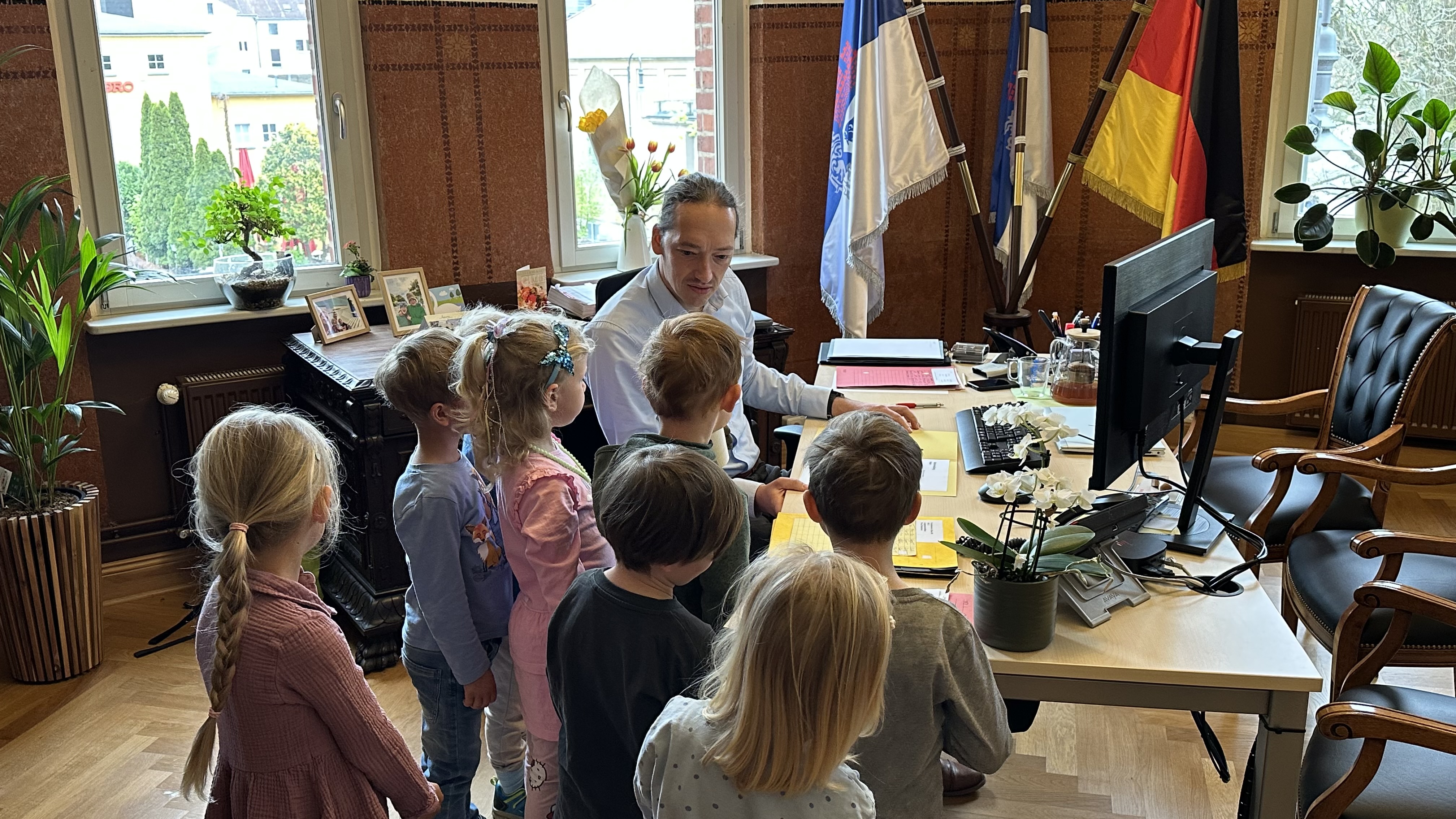 Interessantes gab es auch im Dienstzimmer von Bürgermeister Dr. Michael Wiebersinsky zu erfahren.