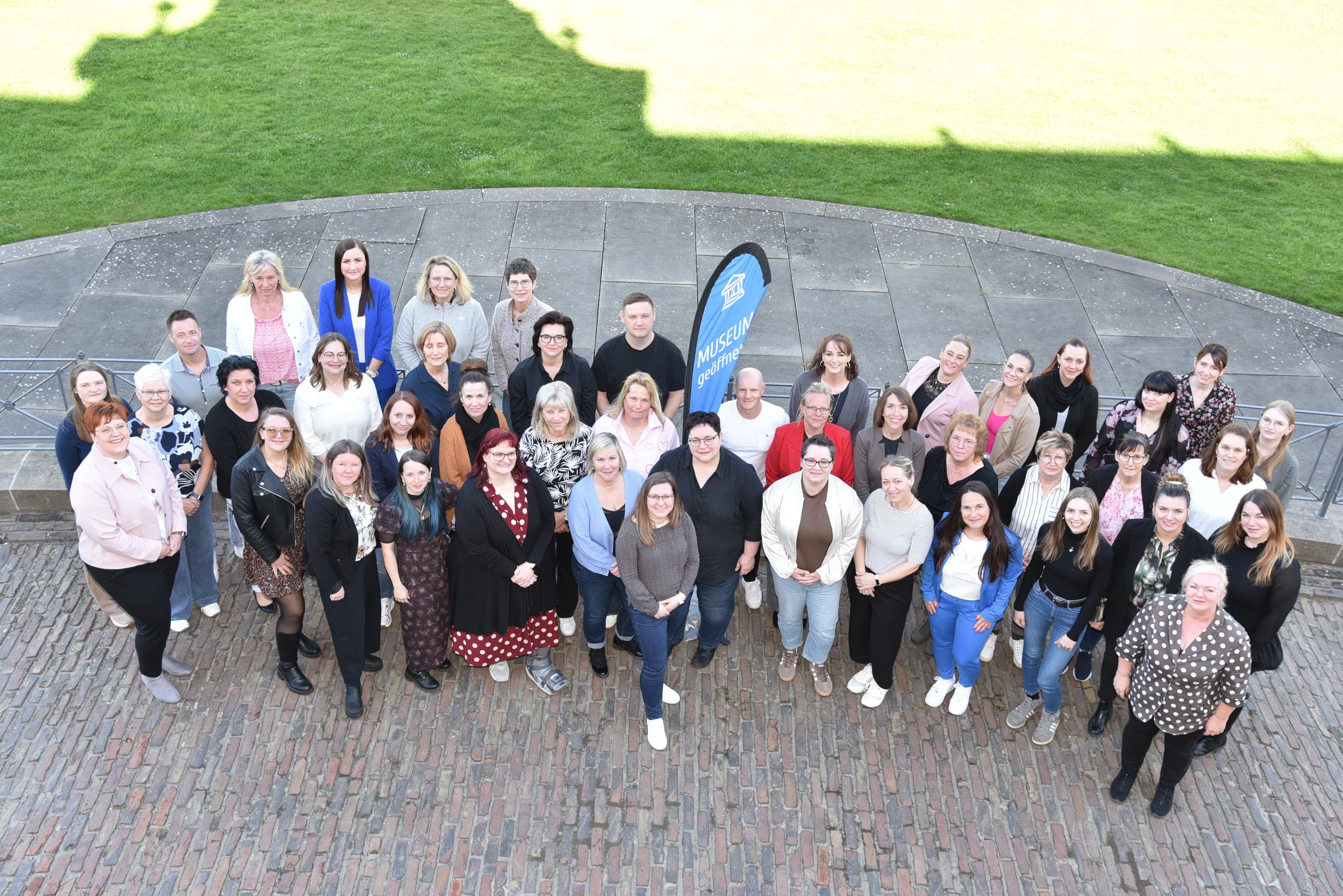 Gruppenfoto der Teilnehmerinnen und Teilnehmer vor Schloss Ribbeck.