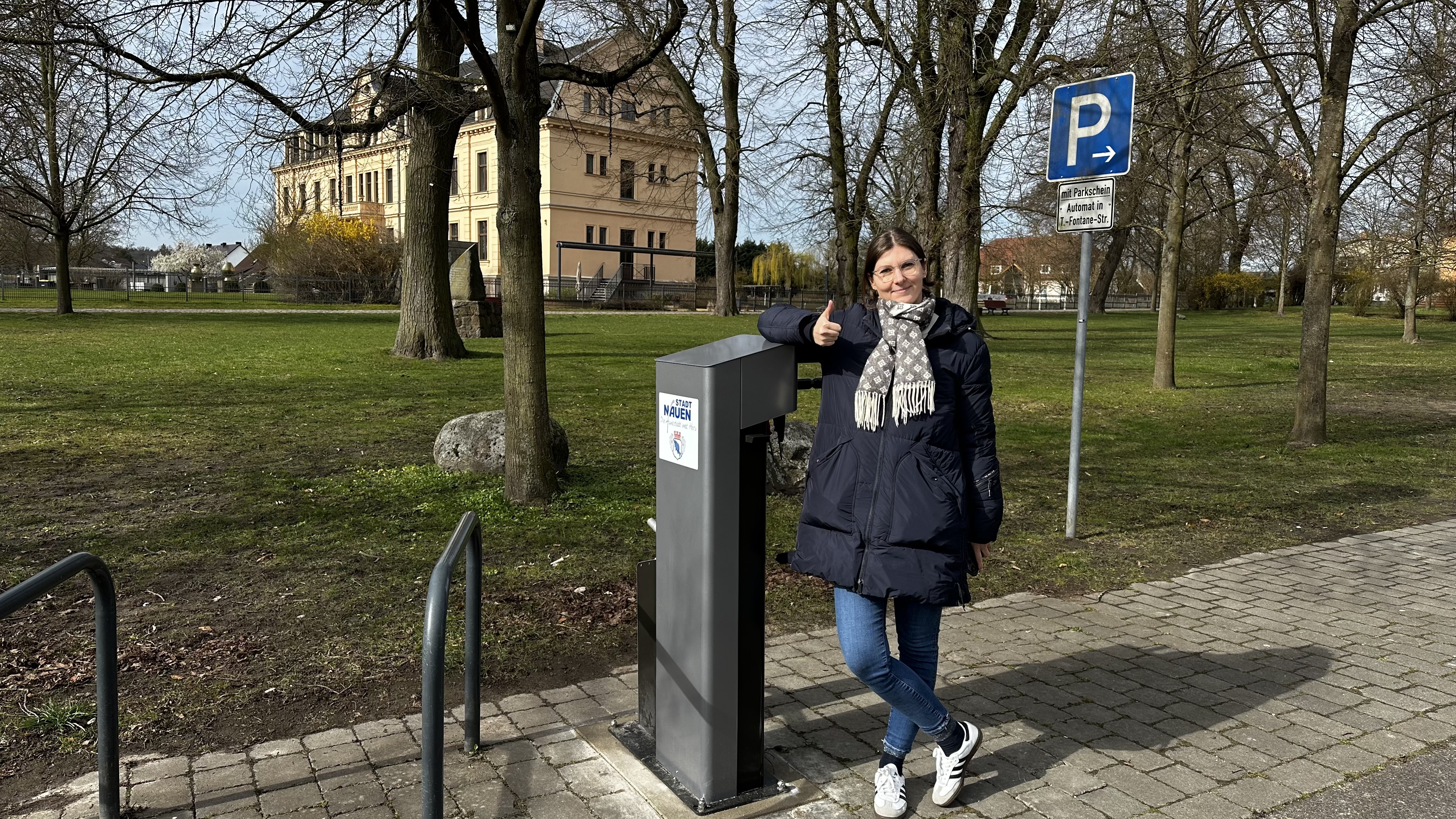 Nauens Wirtschaftsförderin Zsuzsanna Balázs schätzt die hohe Nutzerfreundlichkeit der Stationen.