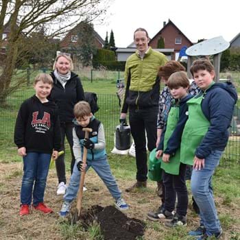 Kinder der Grundschule Am Lindenplatz pflanzen Bäume am Mahlbusen 