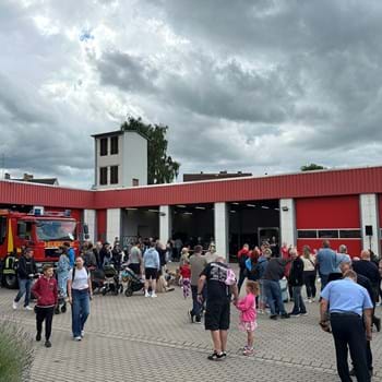 Besucherinnen und Besucher befinden sich im Innenhof der Einheit Nauen in der Schützenstraße.