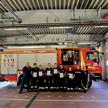 Foto zeigt die sechs Schülerinnen und Schüler, die die Feuerwehr-Prüfung an der Dr. Georg Graf von Arco Oberschule Nauen bestanden haben.