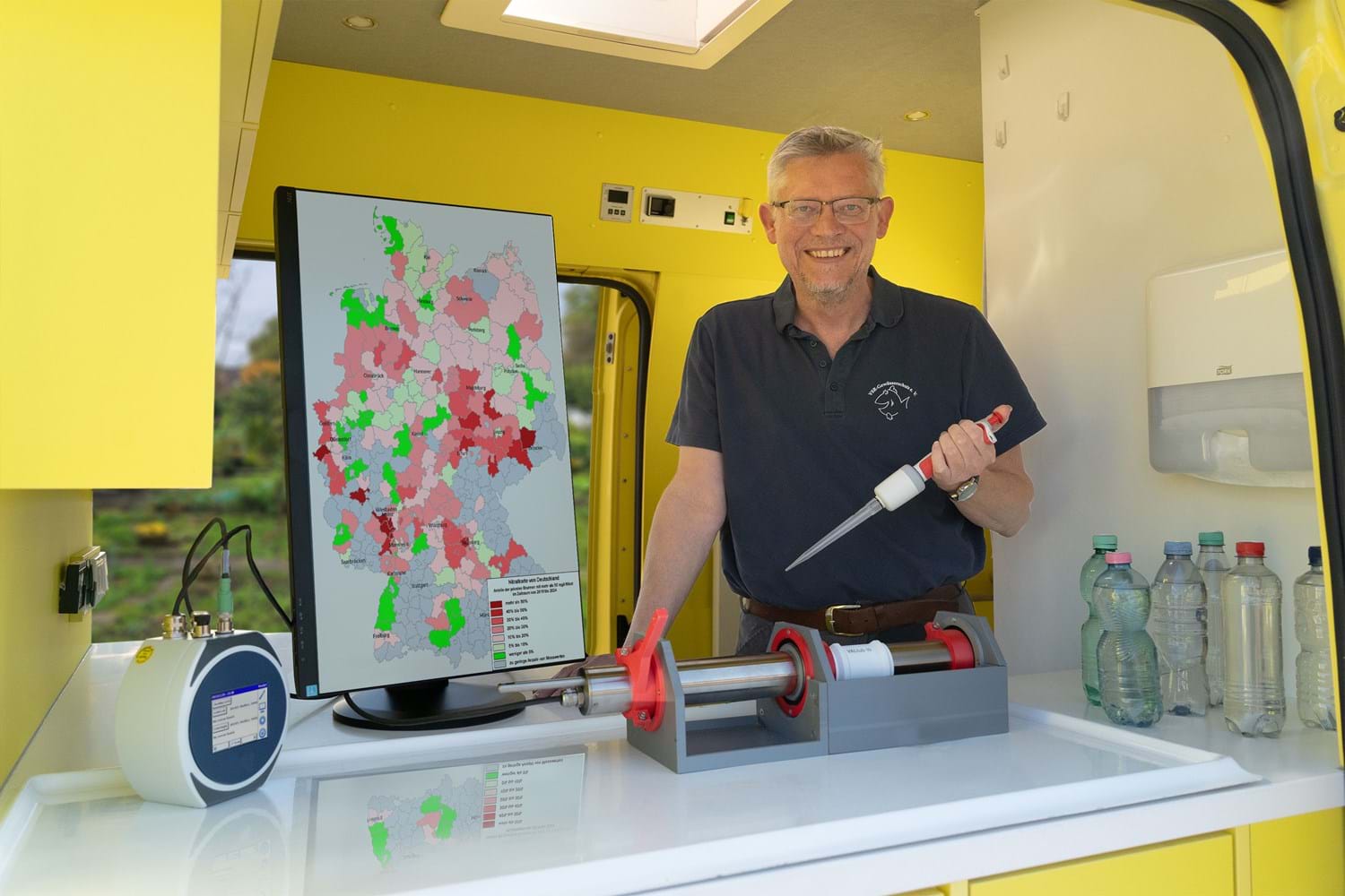 Matthias Ahlbrecht untersucht eine Brunnenwasserprobe - Fotograf: Ruben Wiltsch
