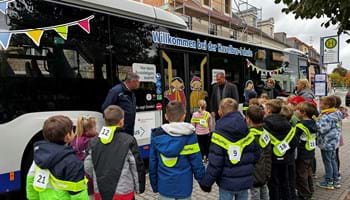 Verkehrserziehung mit Kindern der Käthe-Kollwitz-Grundschule; hier mit Andreas Plessow von der Havelbus Verkehrsgesellschaft mbH (Archivfoto).